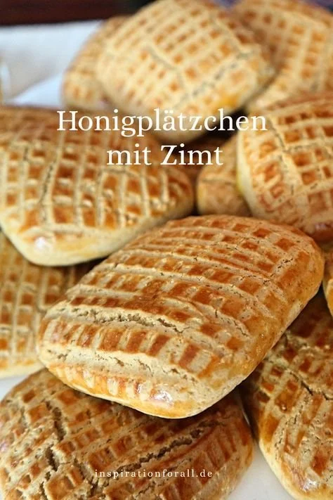 Honigplätzchen mit Zimt auf einem Teller, dekoriert mit Zimtstangen.