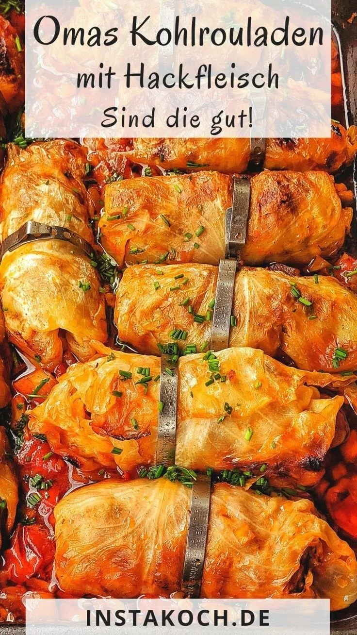Kohlrouladen mit Hackfleisch auf einem Teller serviert