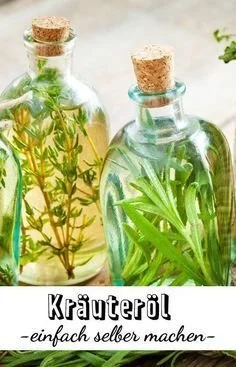 Glasflasche mit selbstgemachtem Kräuteröl und frischen Kräutern