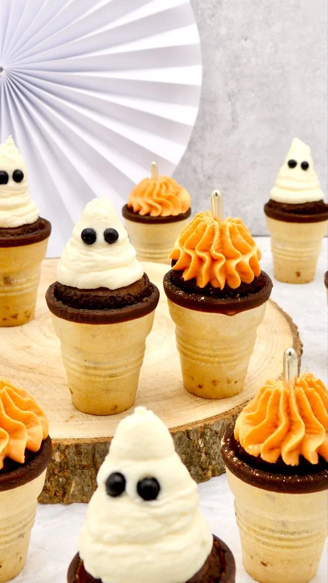 Herbstliche Waffelbecher Kuchen dekoriert für Halloween