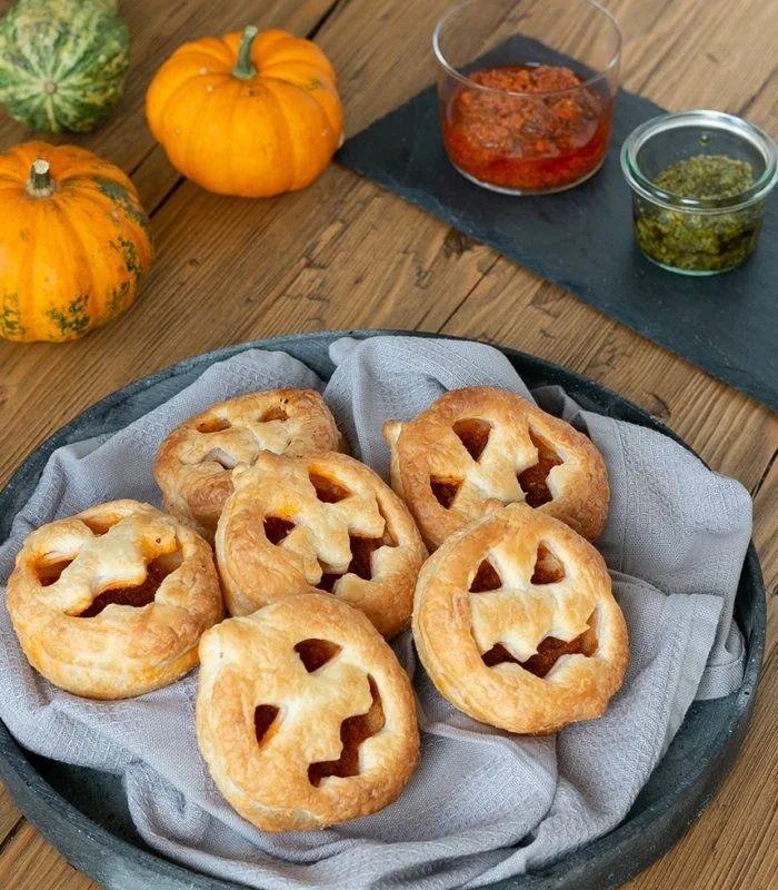Lekkere Bladerdeeghapjes mit vers bladerdeeg in Form von Halloween-Snacks.