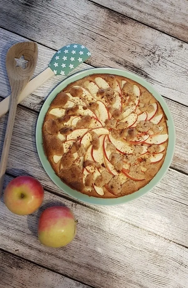 Low Carb Ofenpfannkuchen mit Äpfeln und Streuseln auf einem Teller