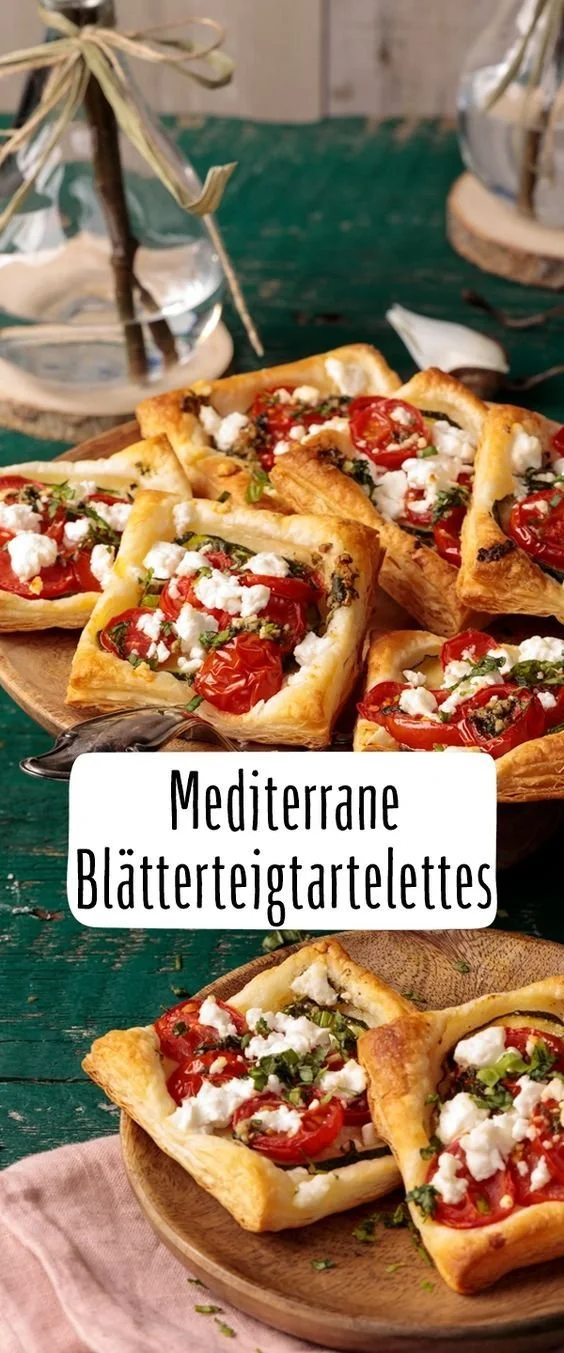 Mediterrane Blätterteigtartelettes mit frischen Zutaten auf einem Teller