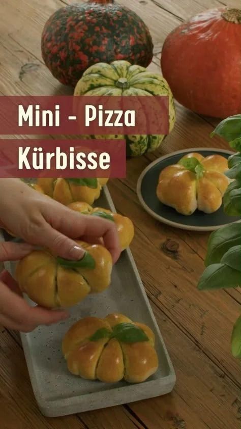 Leckere Mini Pizza-Kürbisse für Halloween-Fingerfood und Jause