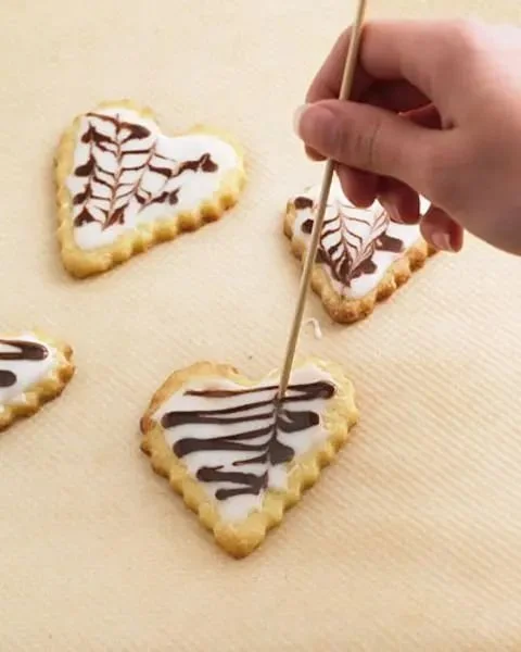 Plätzchen verzieren mit buntem Zuckerguss und kreativen Dekorationen