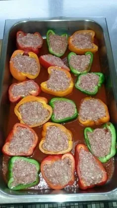 Leckere gefüllte Paprika mit Hackfleisch auf einem Teller serviert.