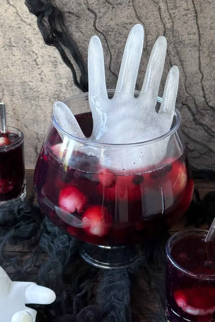 Alkoholfreie Gruselbowle mit Litschi und Früchten für Halloween-Partys.
