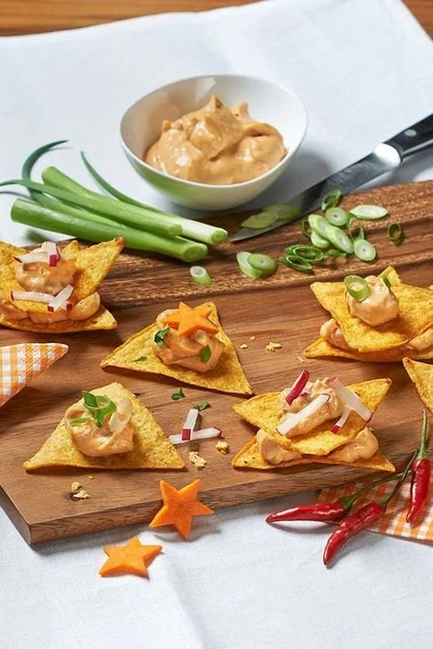 Nachos serviert mit Käse Dip Chili Gonzales, perfektes Snack-Rezept.