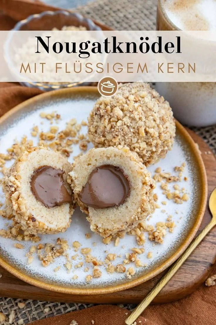Leckere Nougatknödel auf einem Teller, verziert mit Schokolade und Nüssen.