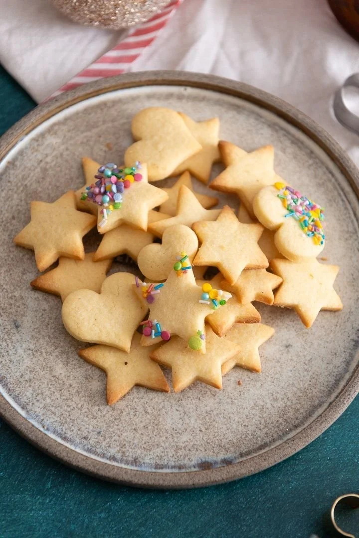 Omas Butterplätzchen frisch aus dem Ofen