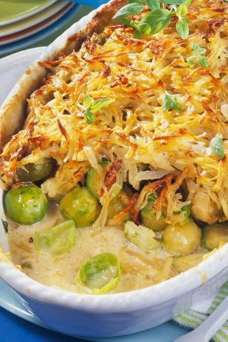 Rosenkohl-Auflauf mit Kartoffelkruste, eine leckere, vegetarische Speise.