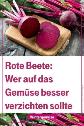 Frische Rote Bete auf einem Tisch, die gesundheitsfördernde Eigenschaften zeigt.