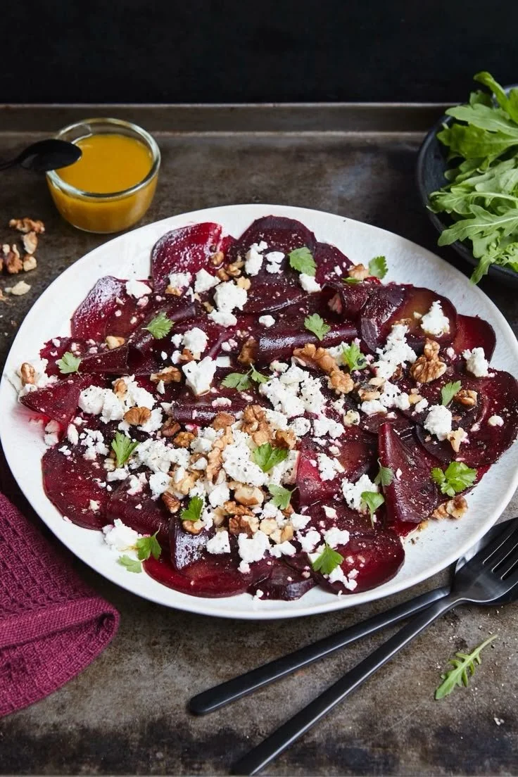Rote-Bete-Salat mit Feta in einer bunten Schüssel