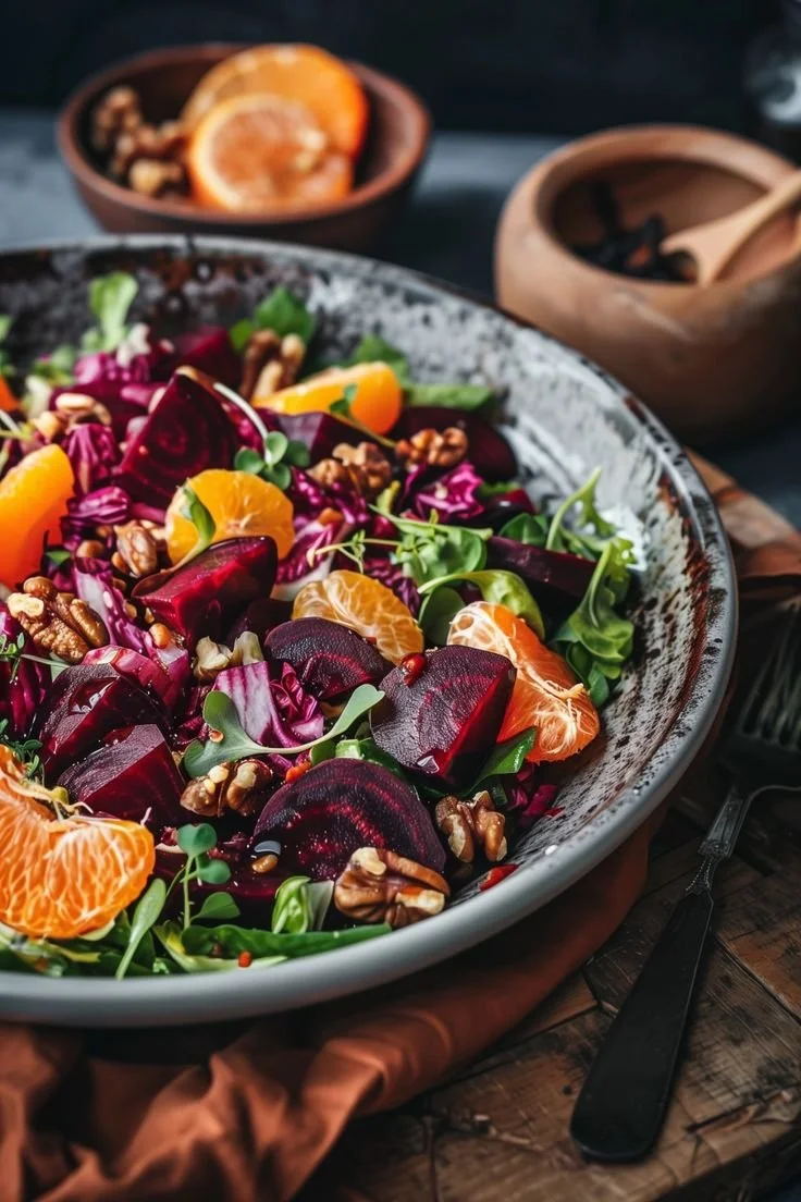 Rote-Bete-Salat mit Orangen und Walnüssen auf einem Teller serviert