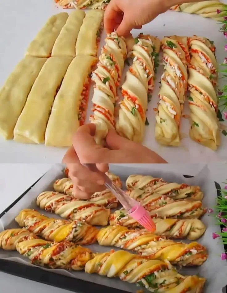 Köstliche Pizzastangen frisch aus dem Ofen, ideal für einen schnellen Snack.