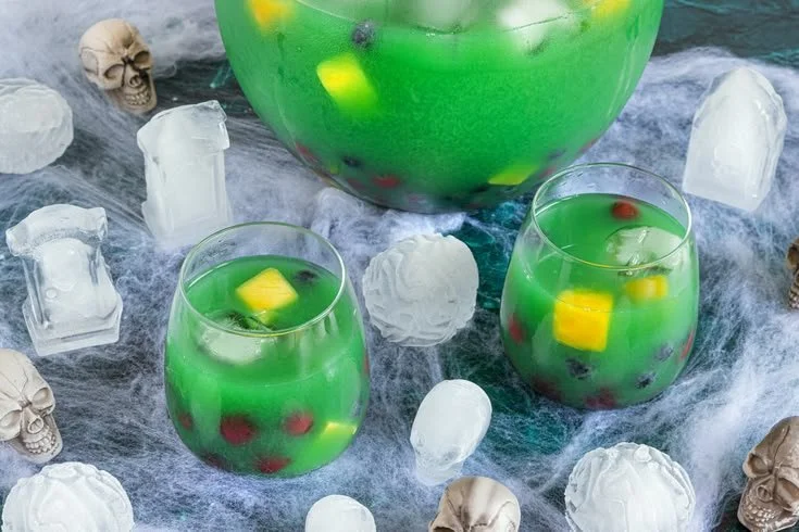 Schaurig-fruchtige Halloweenbowle mit Alkohol und Quarkbällchen Rezept