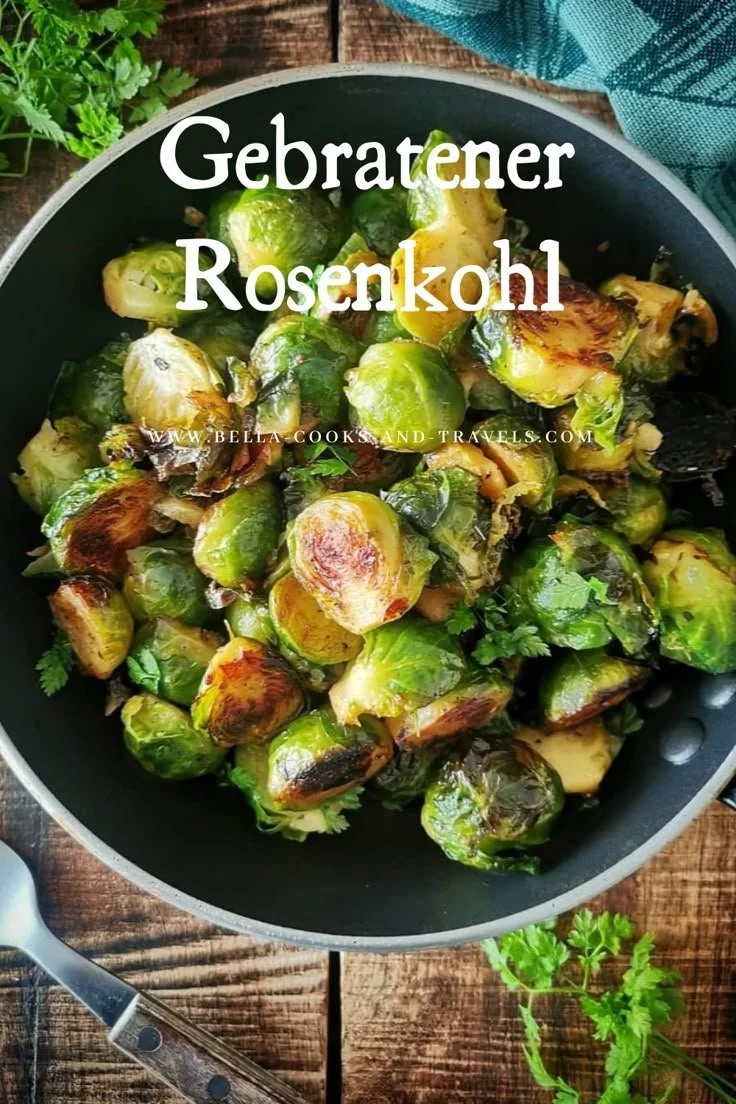 Leckeres Gericht aus gebratenem Rosenkohl mit Gewürzen