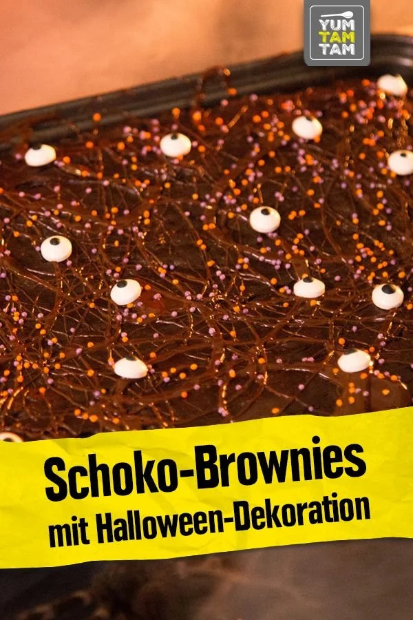 Schoko-Brownies mit kreativer Halloween-Dekoration auf einem festlichen Teller.