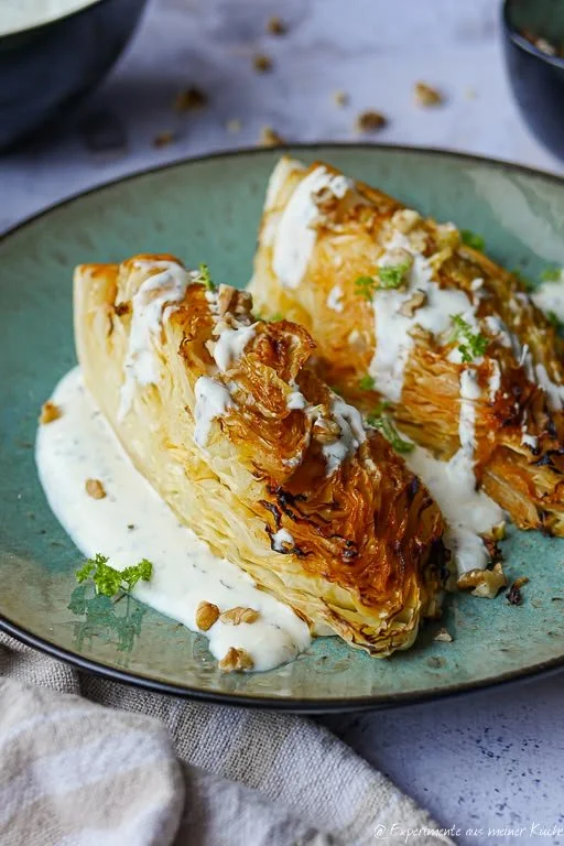 Ofengerösteter Spitzkohl mit Joghurt-Dressing