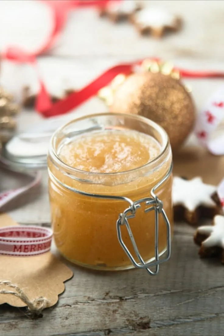 Weihnachtsmarmelade aus Äpfeln und Zimt in einem Glas
