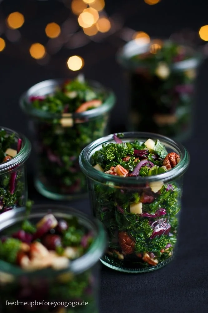 Wintersalat im Glas mit Grünkohl, Cranberrys und Champagner-Orangen-Dressing
