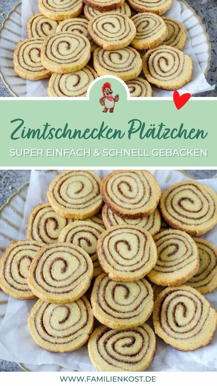 Leckere Zimtschnecken Plätzchen in weihnachtlicher Dekoration auf einem Blech