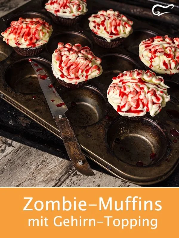 Gruselige Zombiemuffins mit Gehirn-Topping auf einem dekorierten Tisch